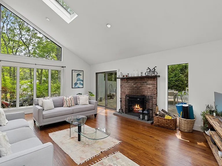 31 Montauk Ave — Photo 4