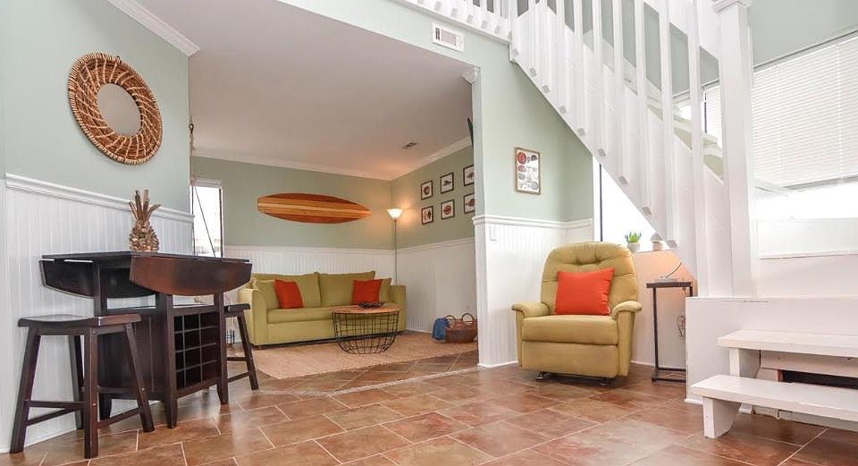 1st image of 4114 Holiday Dr APT 1