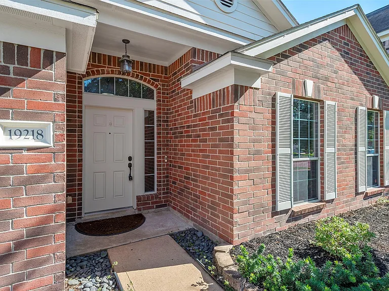 19218 Dawntreader Dr — Photo 2