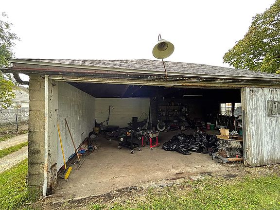4th image of 325 W Leon St W