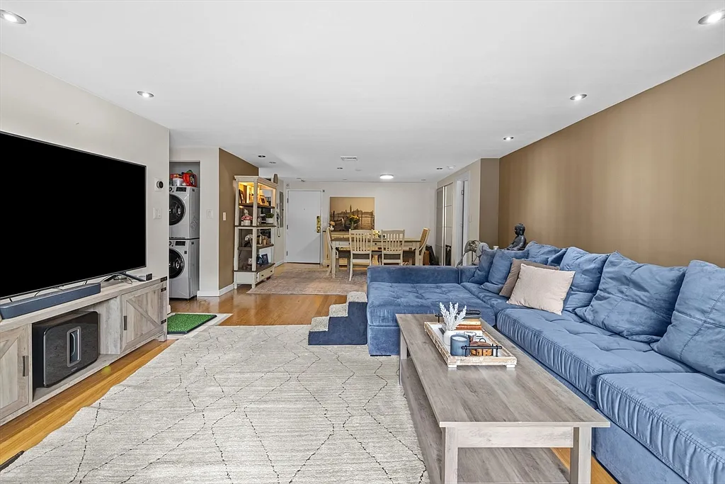 2 bed, 2.0 bath, 1054 sqft, $3,200 — Photo 3