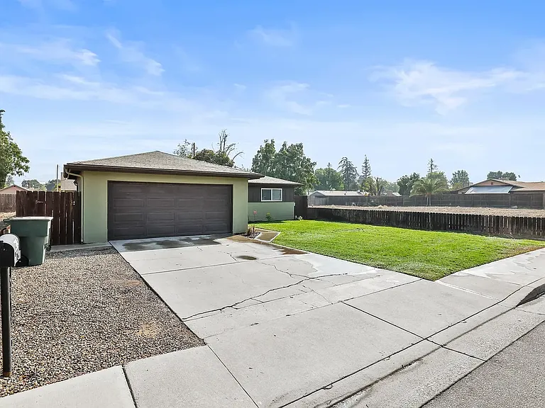 4335 W Tulare Ave — Photo 3