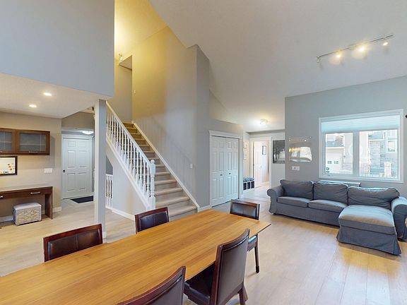 5th image of 35 Varsity Estates Park NW