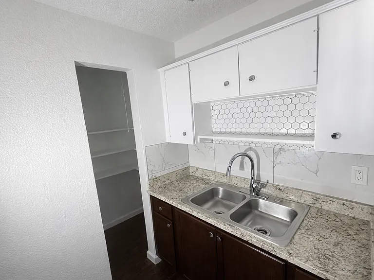 1/2 Bedroom Apartment: Kitchen