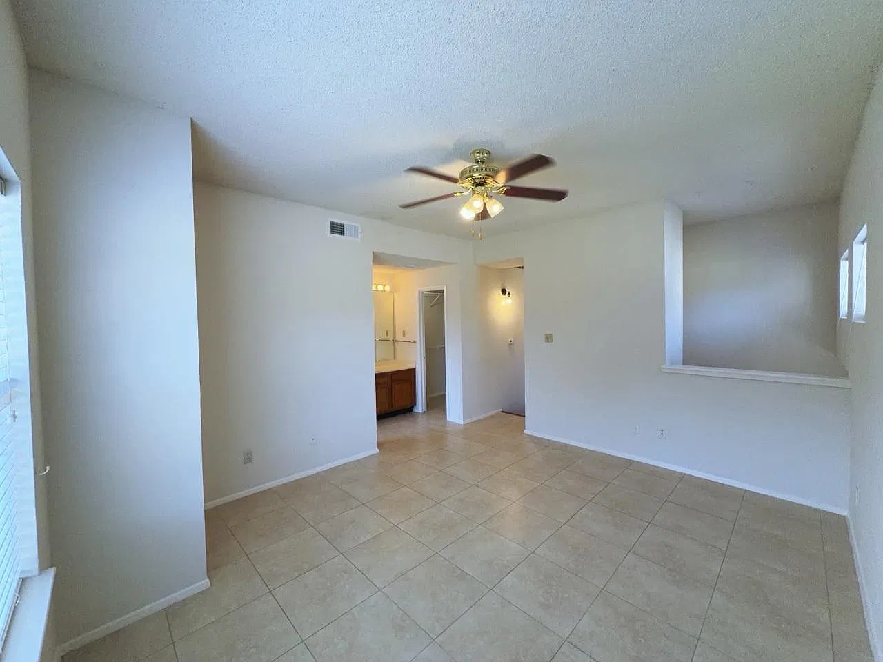 1 bed, 1.5 bath, 1050 sqft, $1,075 — Photo 3