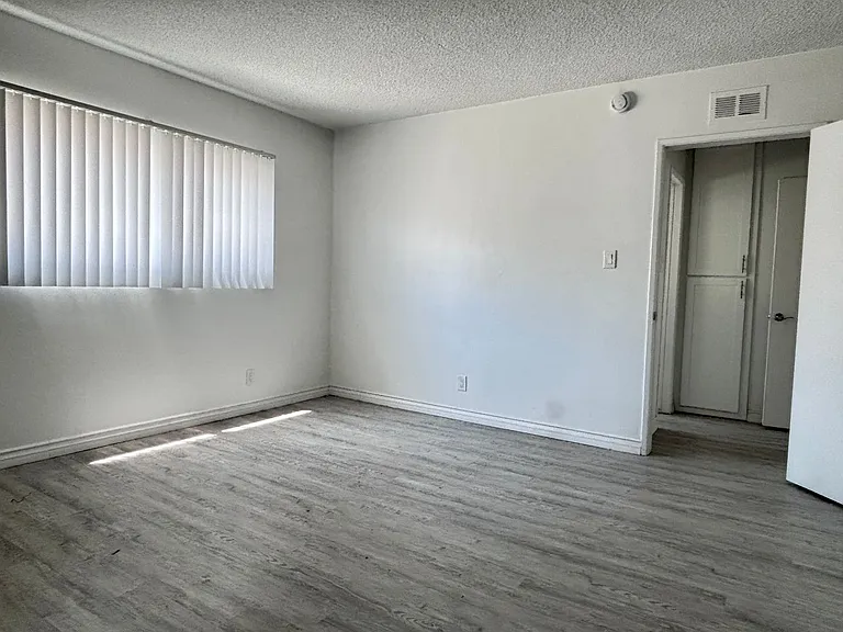 928 S Sherbourne Dr — Photo 7