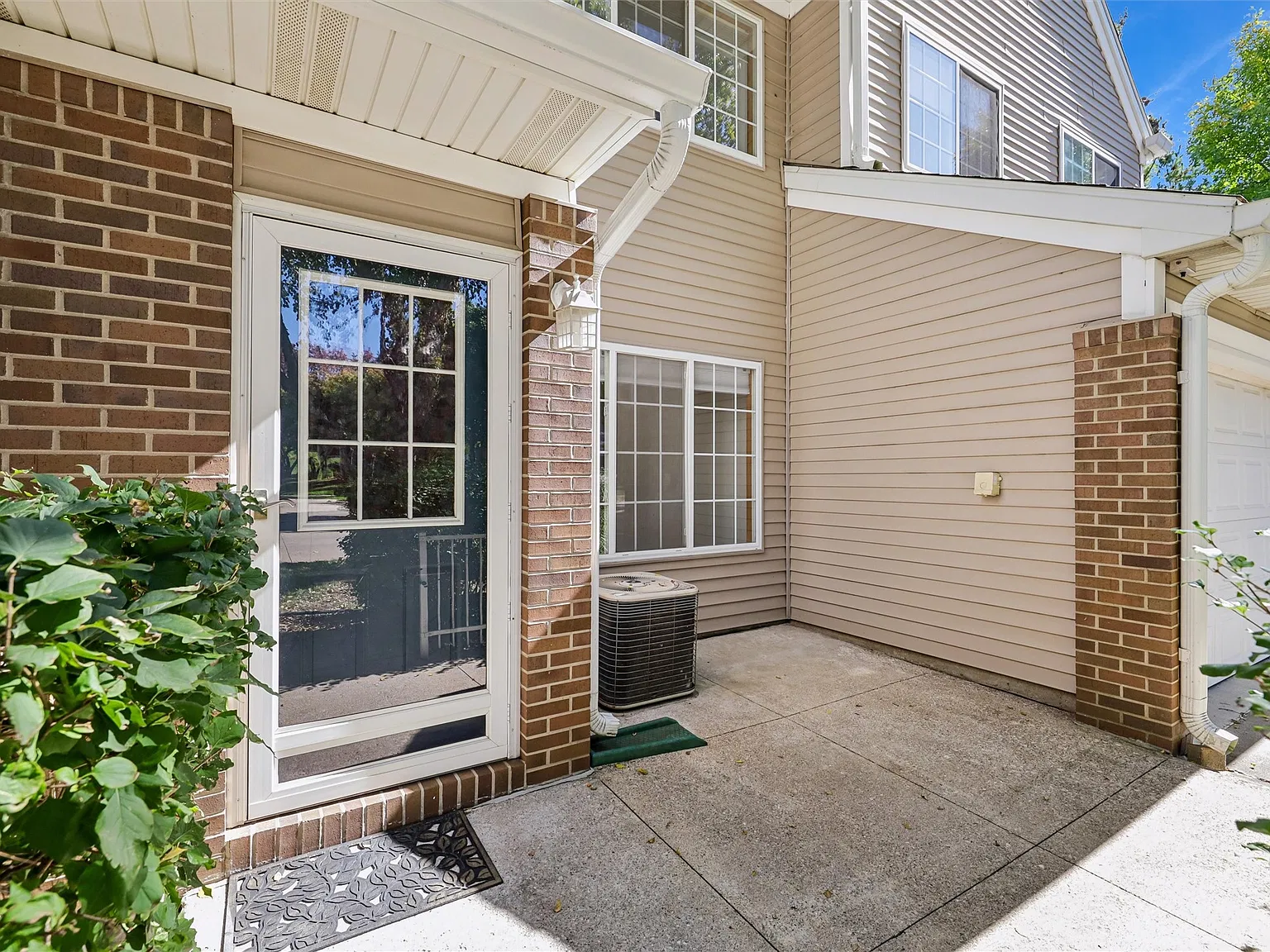 2 bed, 1.5 bath, 1196 sqft, $1,495 — Photo 2