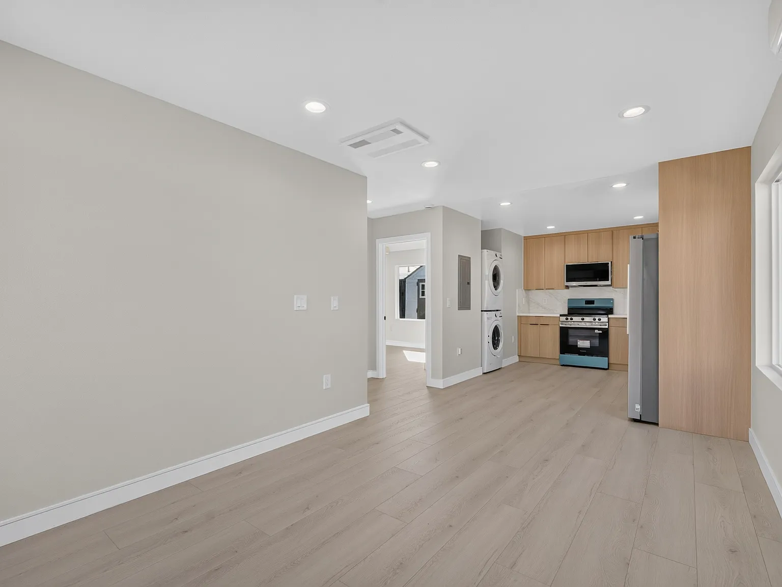 2 bed, 700 sqft, $3,150 — Photo 3