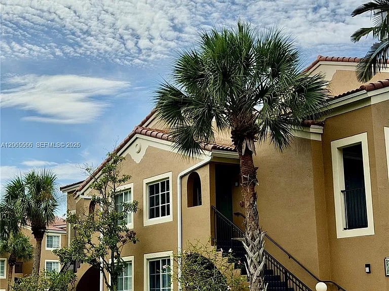8010 N Nob Hill Rd #102 — Photo 2