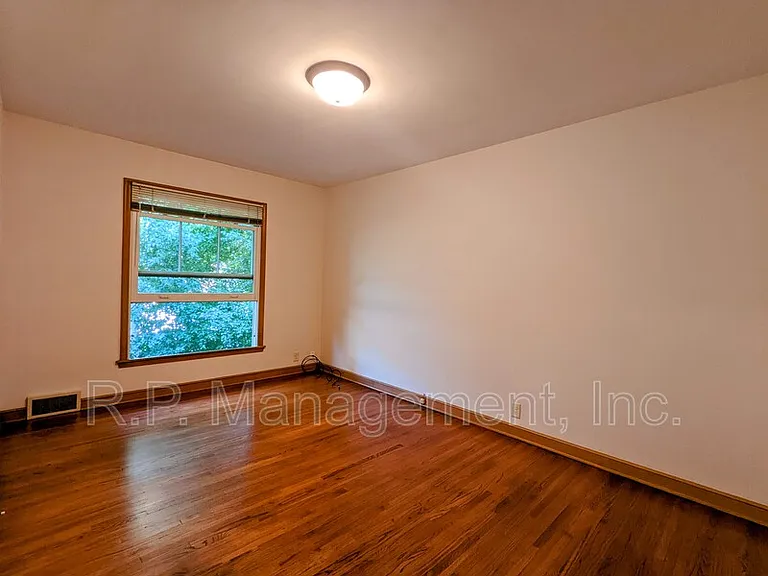 2111 Irving Ave S — Photo 8