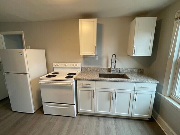 3rd image of 122 W King St #C