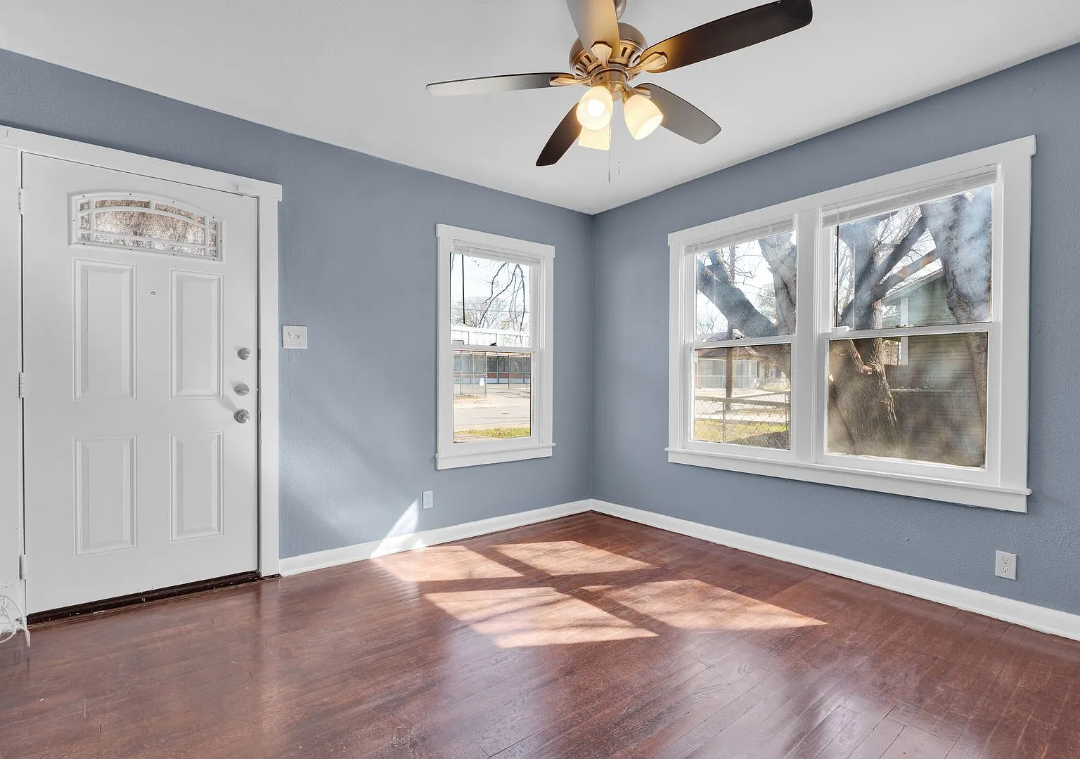 Cozy 3 Bed 2 Bath- Newly Renovated Home in Downtown San Antonio! — Photo 3