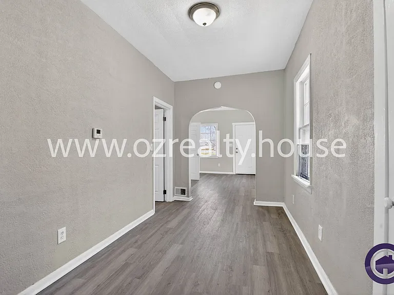 160 Bronson Ave — Photo 6
