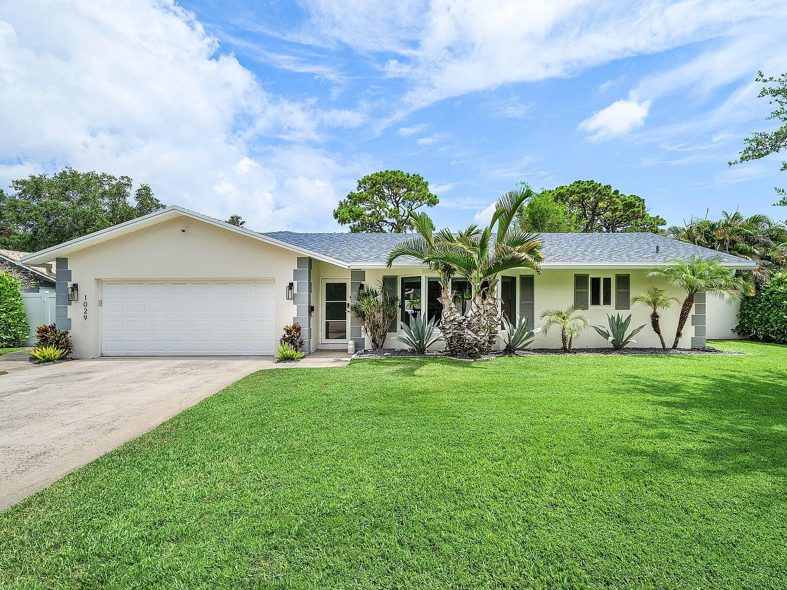 4 bed, 2.0 bath, 2302 sqft, $12,500 — Photo 2