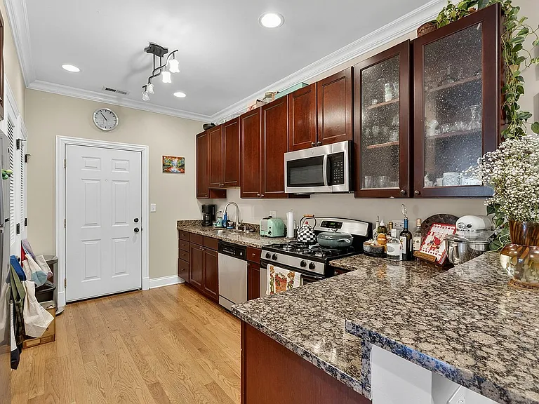 Hinman Court Condos — Photo 27