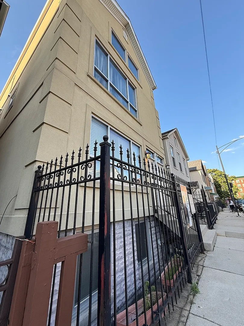 2 bed, 1000 sqft, $3,200 — Photo 1