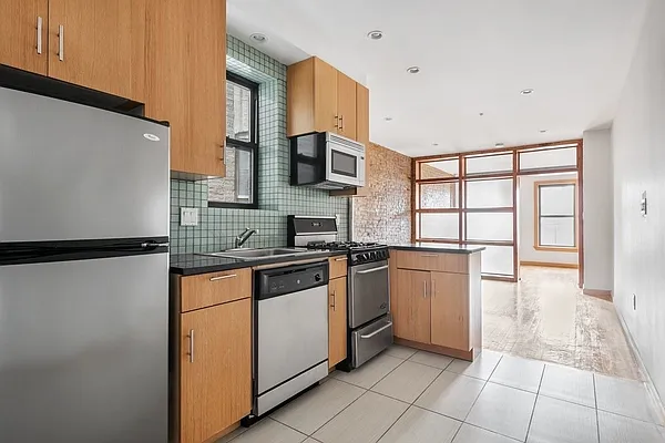 Rented by Dynamik Realty | media 8