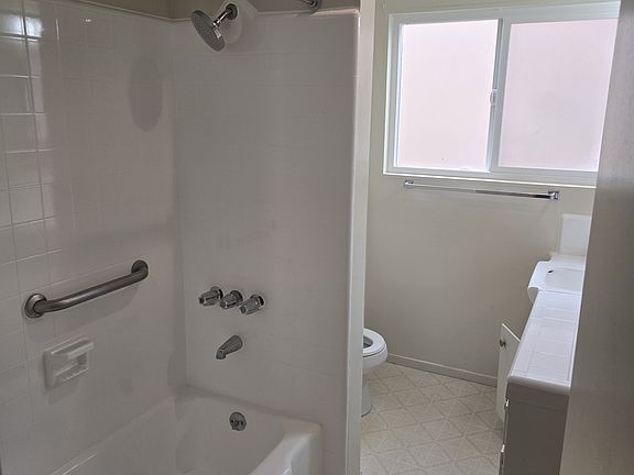 4th image of 1424 Colby Ave #3