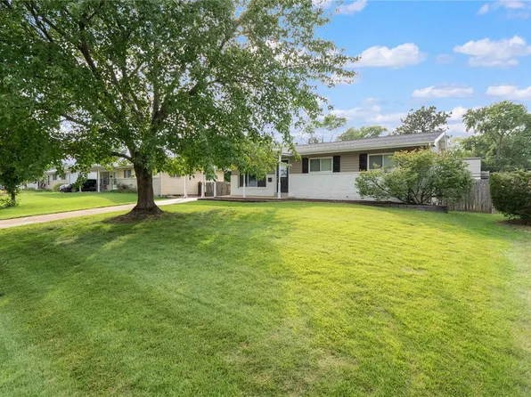 7657 Sunset Dr, Hazelwood, MO 63042
