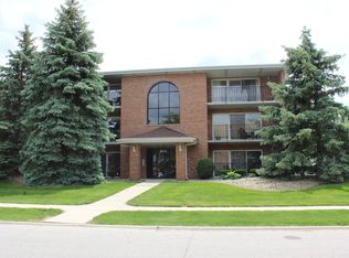4933 E Circle Dr APT 107, Crestwood, IL 60445