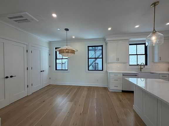 5th image of 407 Washington St