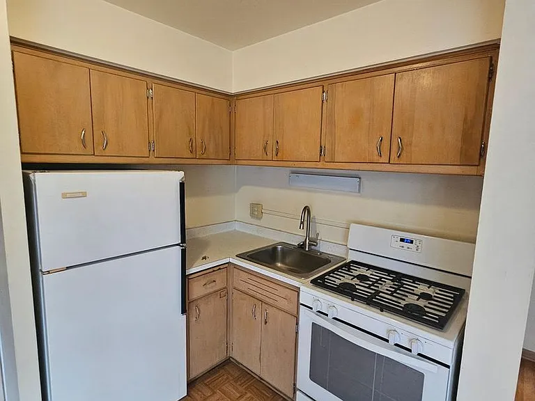 1851 N Oakland Ave (18 Unit) — Photo 2