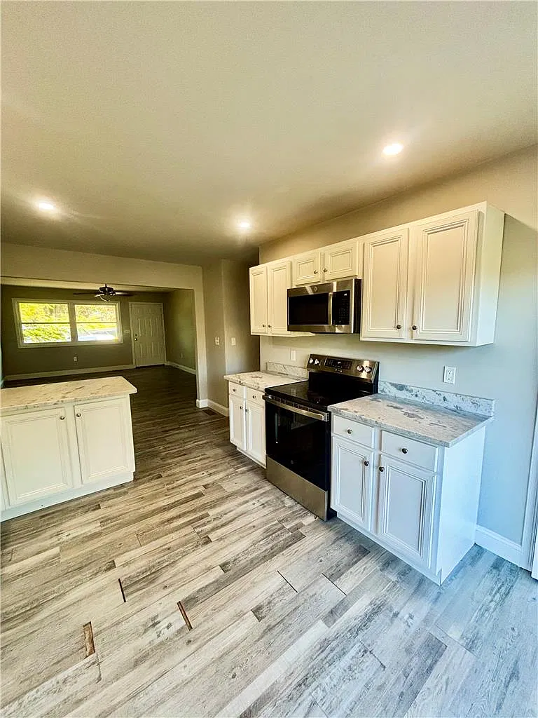 3 bed, 2160 sqft, $1,950 — Photo 4