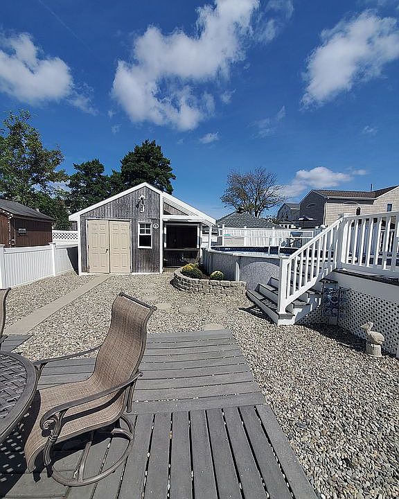 2nd image of 547 E Bayview Ave