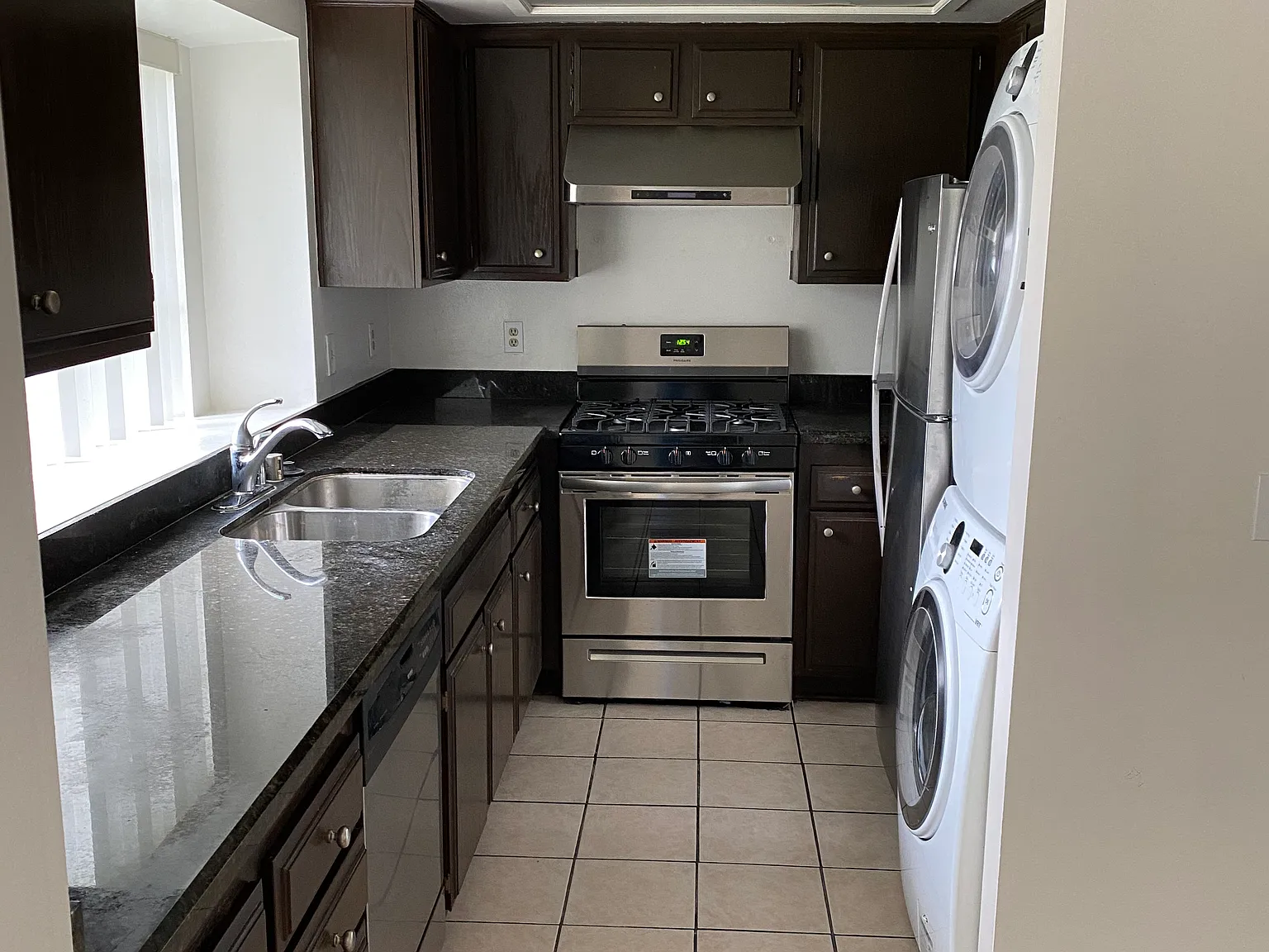 2 bed, 2.5 bath, 990 sqft, $2,700 — Photo 3