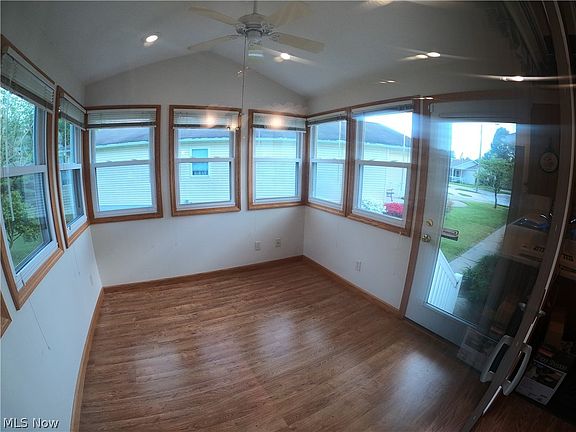 4th image of 875 Carriage Ln