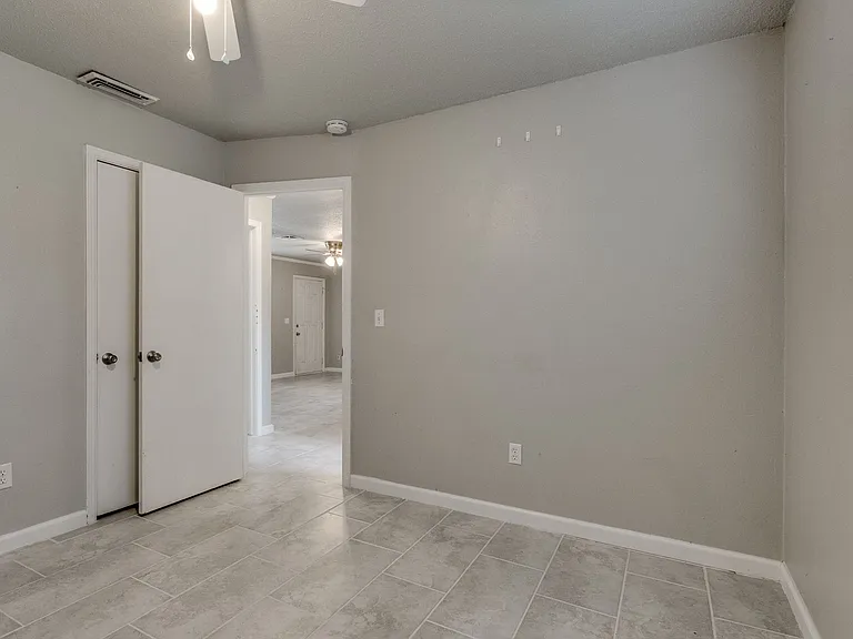 641 SW 15th St — Photo 28
