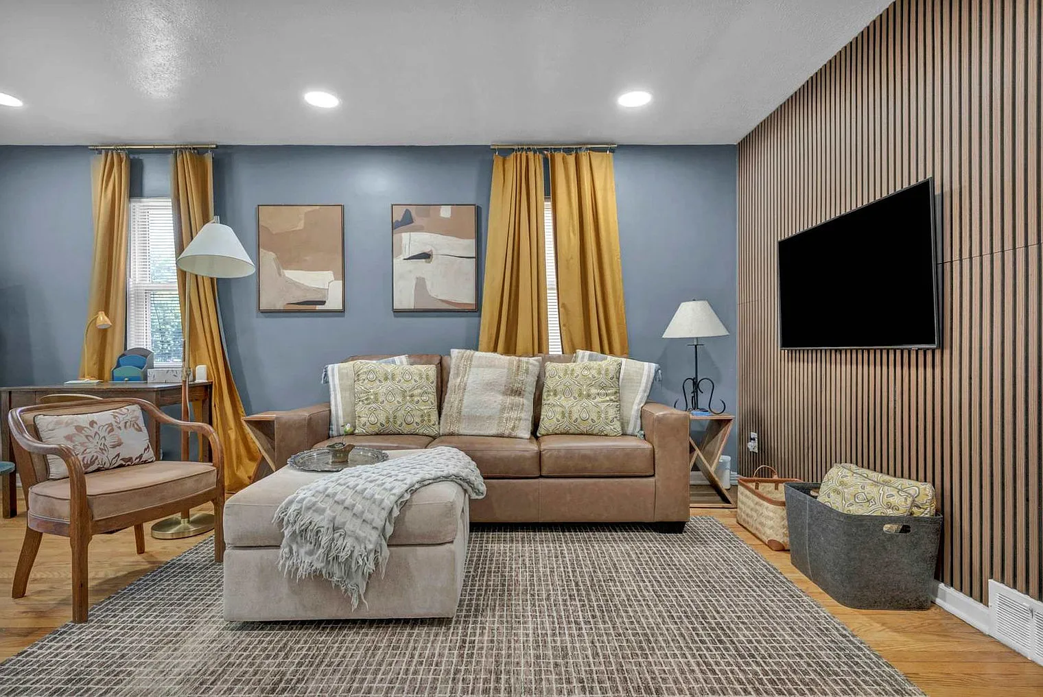 2 bed, 1.0 bath, 2077 sqft, $3,019 — Photo 2