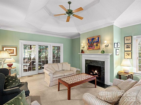 4th image of 40 Tiverton Ln