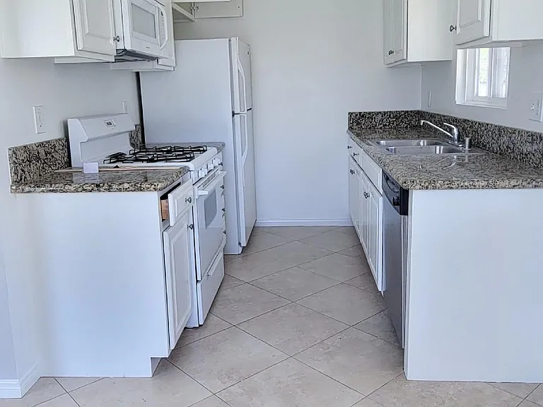 1802 N Wilton Pl — Photo 4
