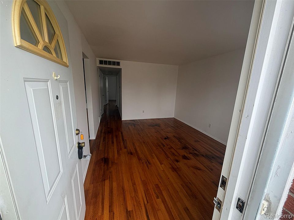 1353 Stewart Ave, photo 3