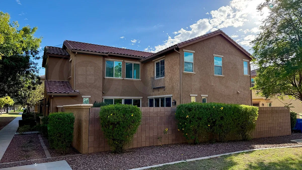 4 bed, 3.0 bath, 2697 sqft, $2,750 — Photo 2