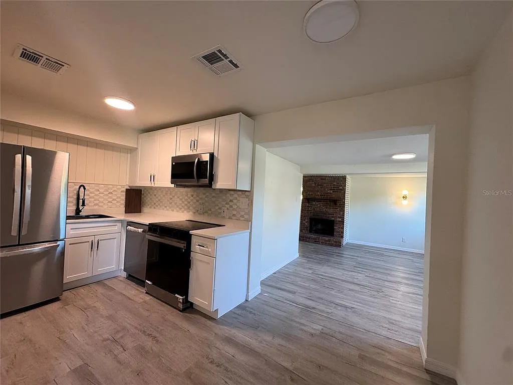 3 bed, 1.0 bath, 1160 sqft, $1,850 — Photo 3