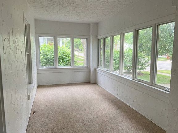 2nd image of 539 Meadow Ln
