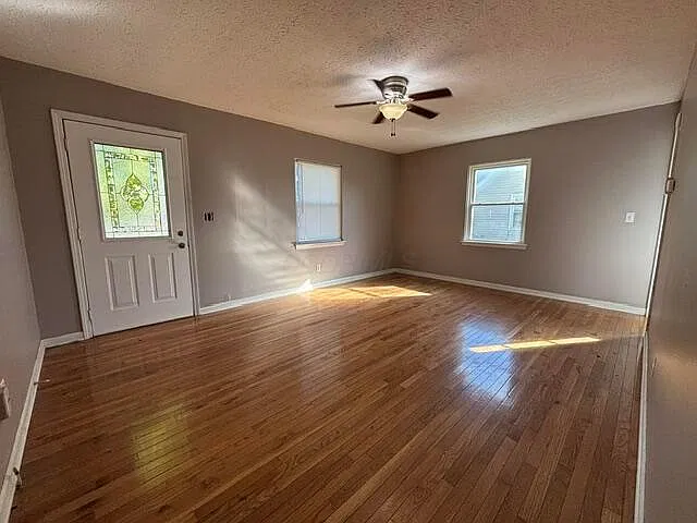 3 bed, 1.5 bath, 1069 sqft, $1,500 — Photo 2