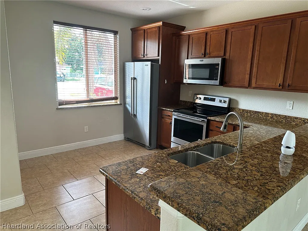 3 bed, 2.5 bath, 1578 sqft, $1,700 — Photo 4