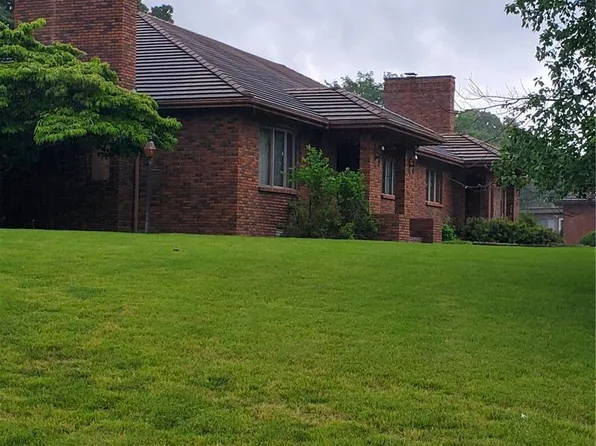 130 Manors Dr, Lebanon, MO 65536