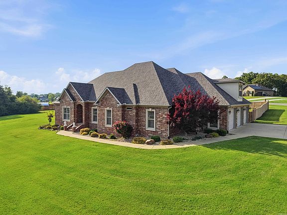 3rd image of 27 Winterberry Dr
