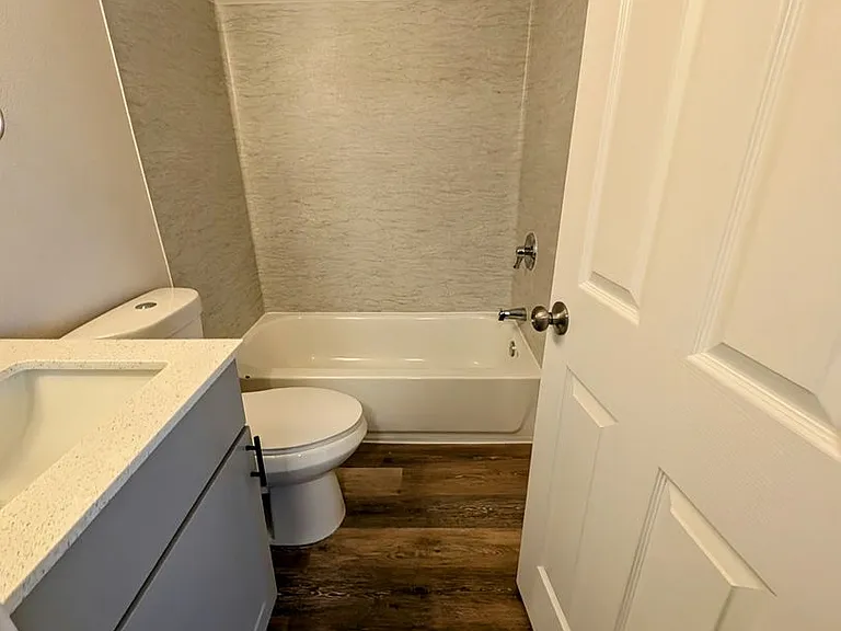 Eleanor Apartments — Photo 14