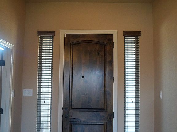 Entry w tray ceiling