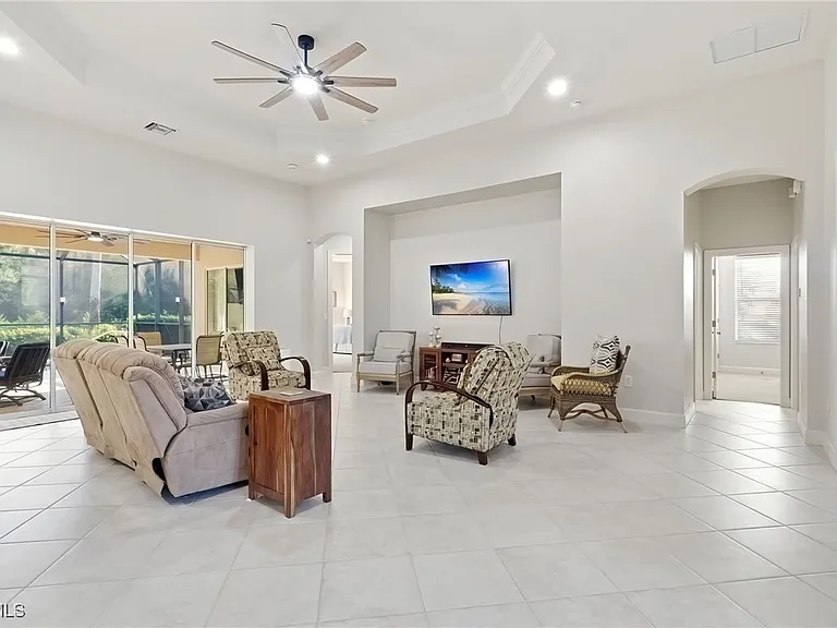 11225 Lithgow Ln — Photo 2