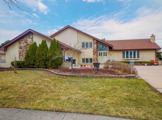 224 Waterford Dr, Willowbrook, IL 60527