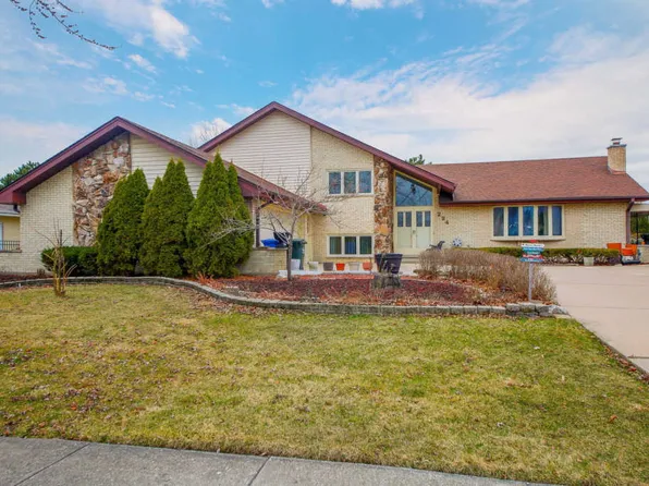 224 Waterford Dr, Willowbrook, IL 60527