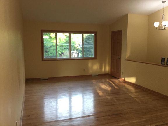 Living Room w/vaulted ceiling and lake view