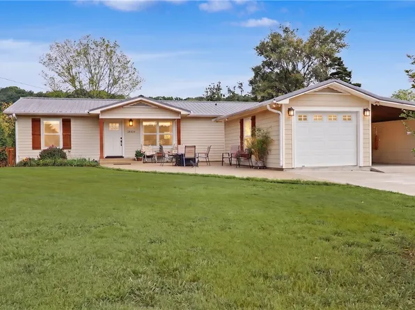18454 Grove Dr, Springdale, AR 72764
