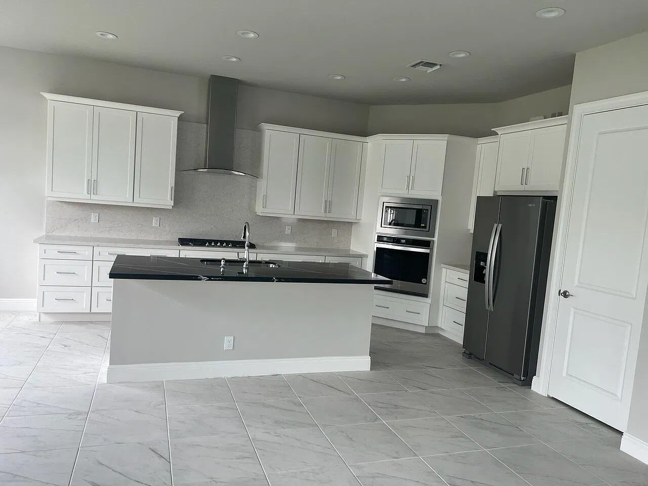 5 bed, 4.5 bath, 3953 sqft, $6,000 — Photo 2